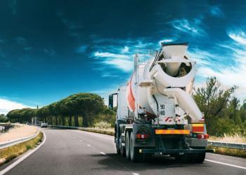 beton towarowy jadący na budowę w gruszce do betonu